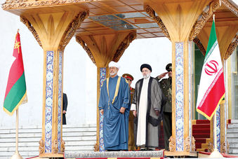 سلطان عمان با دستار سفید پا به ایران گذاشت؛ سوغات او برای تهران چیست؟