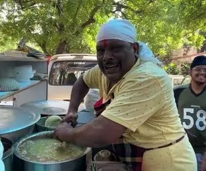 غذای خیابانی؛ ببینید این آقای نه چندان تمیز با مائده های پشت موتور چه معرکه ای میگیره