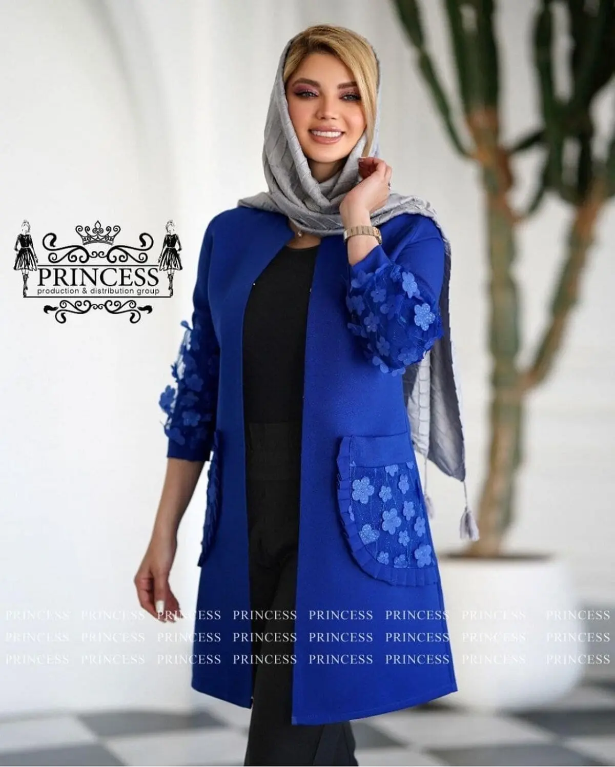 مانتوی آبی با شال طوسی