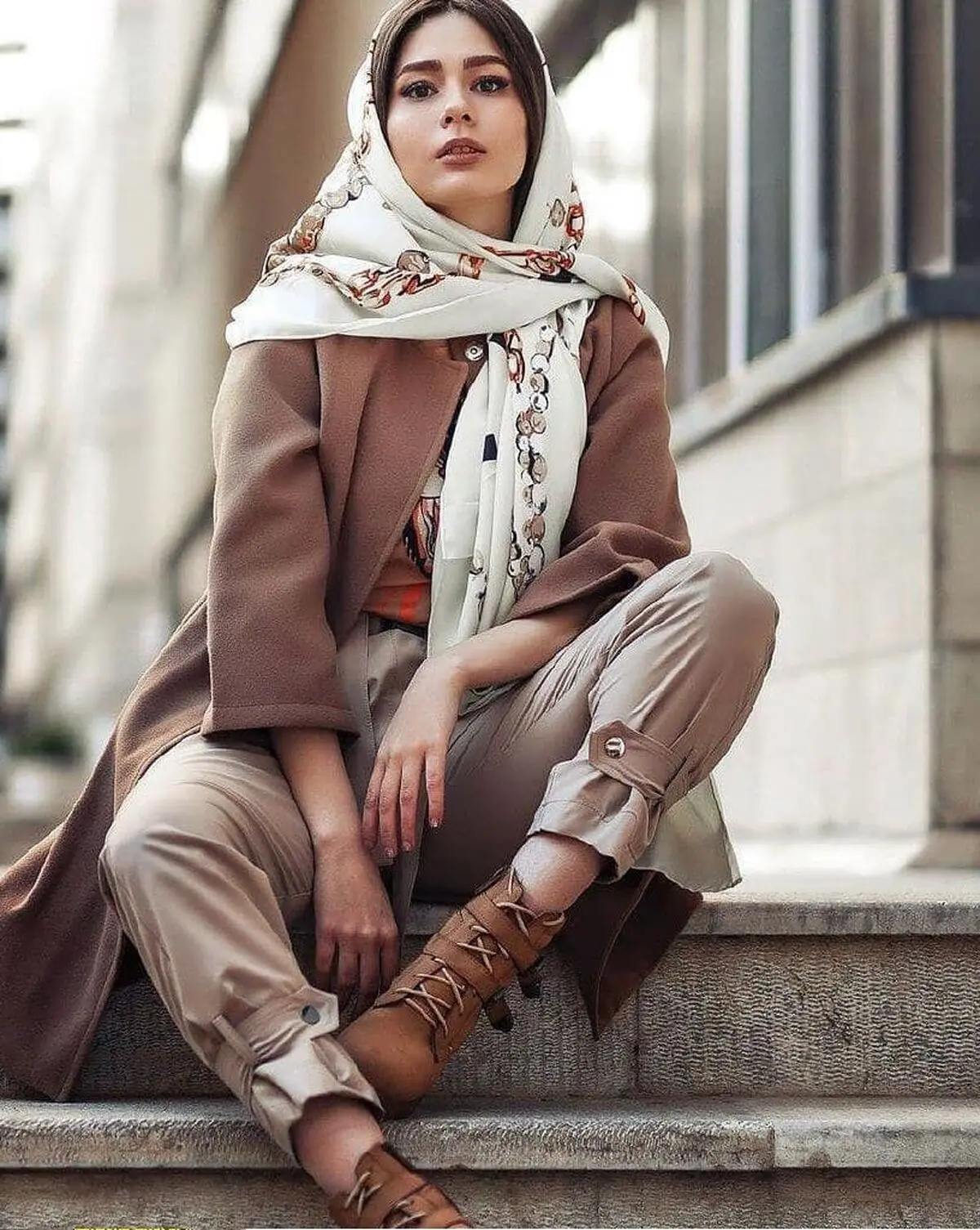 پالتوی شتری با روسری سفید