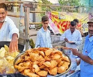 غذاهای محلی؛ تو بازار سیب زمینیو با پوست چرخ میکنن تو یه دیگ روغن ساموسا میپزن