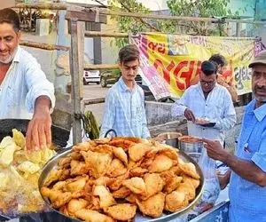 غذاهای محلی؛ تو بازار سیب زمینیو با پوست چرخ میکنن تو یه دیگ روغن ساموسا میپزن