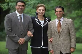 سفر به ایام قدیم؛ فرح و علیرضا پهلوی غمزده از تبعید سال 1360