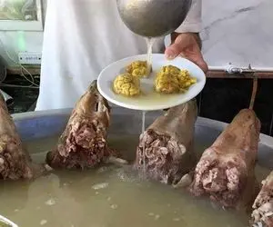 سرو کردن متفاوت کله پاچه تو چین / لامصب چشمشو بدجور در آورد