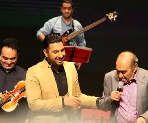 آواز بهشتی؛ نگاه پر از عشق استاد ایرج وقتی که احسان خواجه امیری یکی از آهنگ هاشو خوند