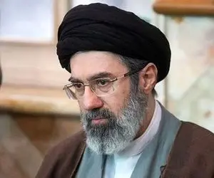 رهبر شهید و رهبر جدید جمهوری اسلامی در یک قاب تصویر؛ پدر و پسر در سفر استانی 