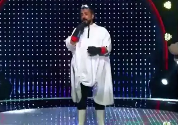 آواز شاد؛ شرکت کننده با استایل فضایی اومده آهنگ اصیل میخونه صدا به تصویر نمیاد اصلا