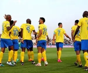 (تصاویر) کودکان ایرانی با پیراهن النصر جلوی هتل رونالدو