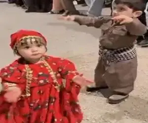 آواز شاد؛ دوتا فسقل بچه قد نخود مردم دورشون کردن و اینا وسط کردی میرقصن خیلی ناز