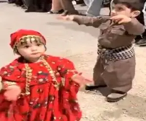 آواز شاد؛ دوتا فسقل بچه قد نخود مردم دورشون کردن و اینا وسط کردی میرقصن خیلی ناز