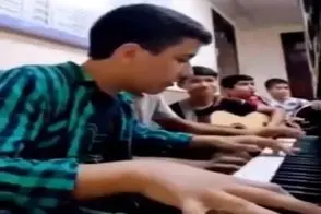 آواز شاد؛ این پسرای نوازنده از اون بچه های مردم هستن که پدرمادرا میکوبن سر بچه هاشون