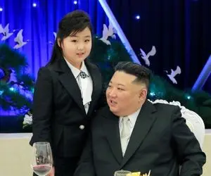 (ویدئو) صمیمیت کیم جونگ اون با دخترش؛ آیا این دختر رهبر بعدی کره شمالیه؟