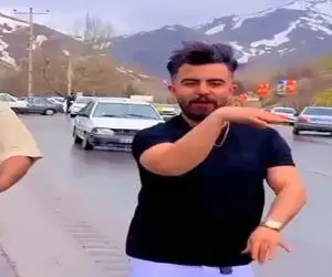 آواز محلی؛ پایکوبی ادایی پسر جوگیر و دوستای جوگیرتر از خودش تو جاده بارونی و شلوغ