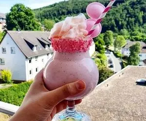 طرز تهیه میلک شیک توت فرنگی؛ نوشیدنی خنک و خوشمزه