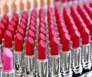 کارخونه رژلب؛ فرآیند تولید رژ لب واقعا حیرت انگیزه تجهیزاتی که برندها در اختیار دارن