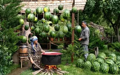 لواشک هندوانه ای؛ هندونه رو پوست کندن توی تشت با دست چنگ چنگ میکنن میذارن تو آفتاب