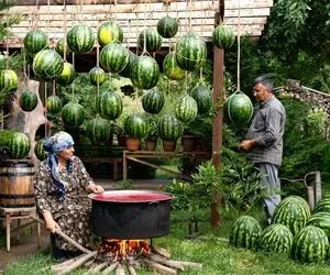 لواشک هندوانه ای؛ هندونه رو پوست کندن توی تشت با دست چنگ چنگ میکنن میذارن تو آفتاب