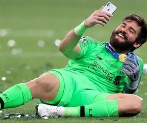 (عکس) ذوق‌زدگی دروازه‌بان لیورپول پس از خوردن لوبیا پلو ایرانی