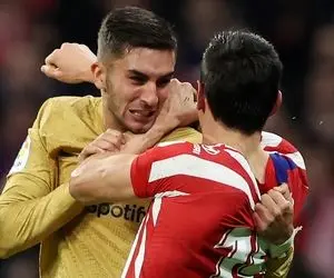 (ویدیو) درگیری عجیب و باورنکردنی دو بازیکن بارسلونا و اتلتیکو!