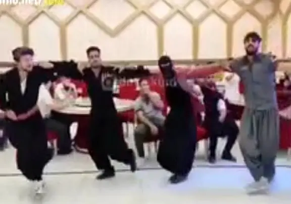 آواز محلی؛ جوونای نرم و چابک کرد جوری رقص پای کردی میرن که انگار پاهاشون پاستیله