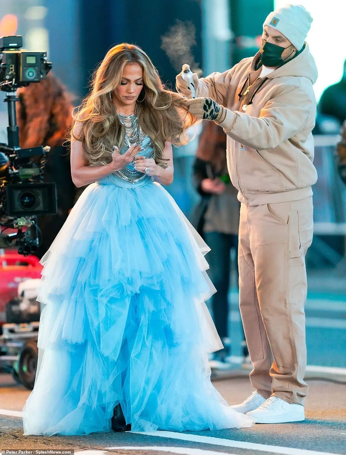 37418496-9099661-Touch_ups_Plenty_of_primping_had_to_happen_between_takes-m-72_1609351255619