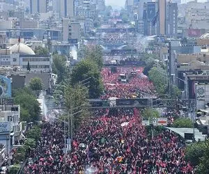 چه کسی در نجف بر پیکر رهبر شهید نماز اقامه می کند؟