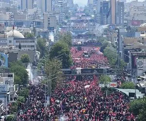 چه کسی در نجف بر پیکر رهبر شهید نماز اقامه می کند؟