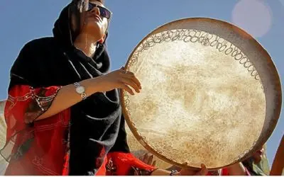 مطربی خیابانی؛ کلی خانوم جوان تو خیابان با ساز خوشگل شون چه معرکه می گیرن