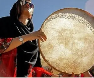 مطربی خیابانی؛ کلی خانوم جوان تو خیابان با ساز خوشگل شون چه معرکه می گیرن