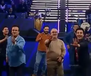 آواز شادیسم؛ رقص کردی بازیگرا تو برنامه زنده که حامد آهنگی آوردشون وسط دیگه برو نیستن