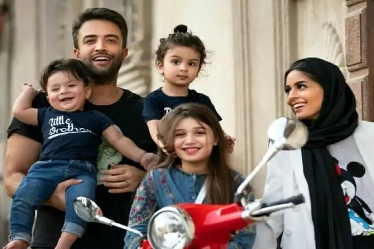 آواز احساسی؛ بنیامین بهادری تو خونه دنجش دورهمی گرفته میزنه و میخونه مهمونا مبهوتشن