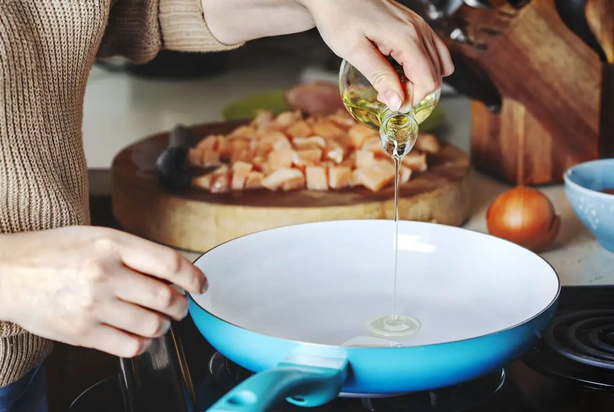 Cooking-with-oil-GettyImages-1307127607-2000-9f5d7baef1c24d5eb279c11bf8ef9889