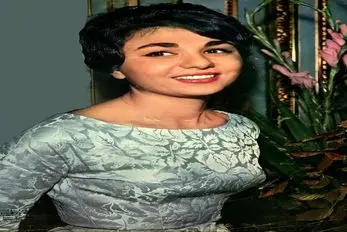 سفر به ایام قدیم؛ پیانو نوازی فرح مخلوع با نیش تا بناگوش برای محمدرضا پهلوی