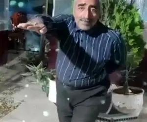 آواز شاد؛ حرکات موزون ترکیبی این مرد با سلام نظامی آلمانیا ته خندس خودشم میزنه وسطا