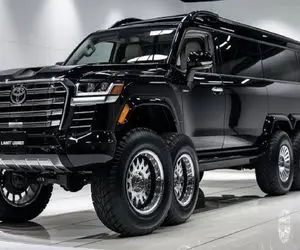 ماشین لوکس؛ بزرگترین لندکروز با 6 تا چرخ آجدار از چدن و پوست مار ساخته شده