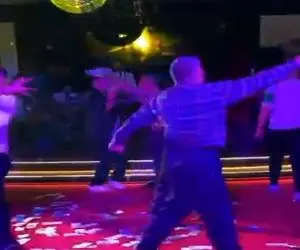 آواز شاد؛ پیرمرد طوری تو تالار دستارو تو هوا چرخوند که حقوق یه ماهشو شاباش ریختن سرش