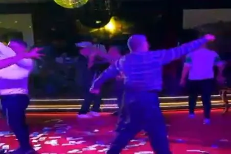 آواز شاد؛ پیرمرد طوری تو تالار دستارو تو هوا چرخوند که حقوق یه ماهشو شاباش ریختن سرش