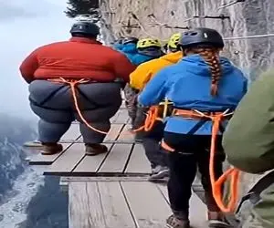 معماری طبیعت؛ تخته ها تحمل مرد سنگین وزن رو نداشتن شکستن جمعیت به عزرائیل سلام کردن