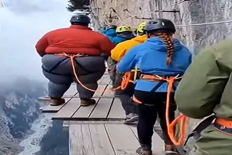 معماری طبیعت؛ تخته ها تحمل مرد سنگین وزن رو نداشتن شکستن جمعیت به عزرائیل سلام کردن