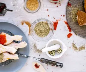 ترفندهای آشپزی؛ 3 روش طلایی برای از بین بردن بوی زهم مرغ