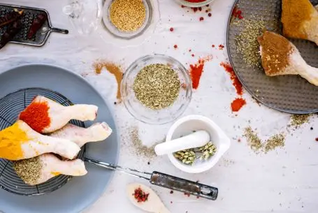 ترفندهای آشپزی؛ 3 روش طلایی برای از بین بردن بوی زهم مرغ