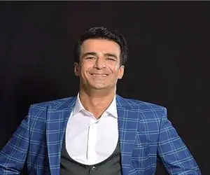 سکانس خندان؛ یوسف تیموری ادا خواننده اونور آبی حین گزارشگری گل خداداد درمیاره همه غشن