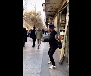 آواز خیابانی؛ ببینید این دوره گرد با حرکتای موزون شادش چه غوغاای به پا کرده!