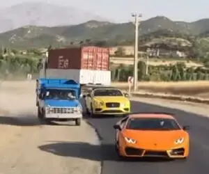 ببینید/ سبقت راننده نیسان آبی از لامبورگینی و بنتلی تو جاده