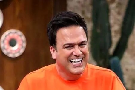 سکانس خندان/کس نخارد پشت من عمو سیروس همه رو منفجر کرد بعد از مسابقه حذفشون کرد