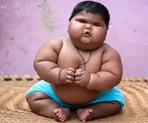 آواز شاد؛ پسر تپل درشت اندام تو عروسی چه رقصی میکنه شاباش بارونش کردن!