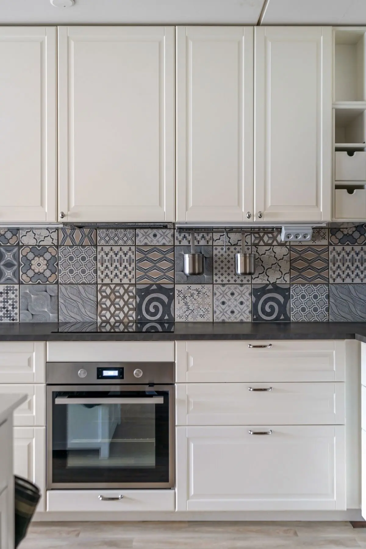 کاشی بین کابینتی مناسب کابینت سفید