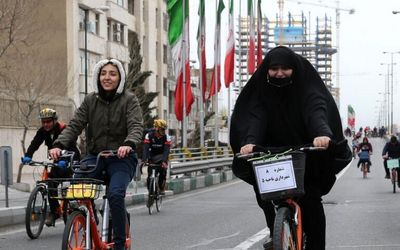 بنر عجیب علیه دوچرخه سواری زنان در شهر بابک