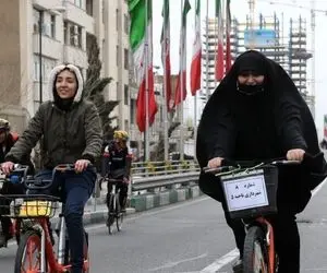 بنر عجیب علیه دوچرخه سواری زنان در شهر بابک