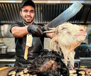 غذای لذیذ؛ پسره کله و پاچه های گوسفند قشنگ کز میده تمیز میپزه با سنگک تیلیت میزنه بدن